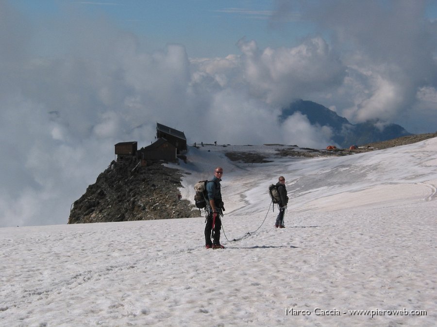 13_Arrivo al rifugio Quintino Sella (foto Don Mauro).JPG